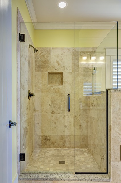Kwadratowe kabiny prysznicowe, wanny akrylowe cersanit