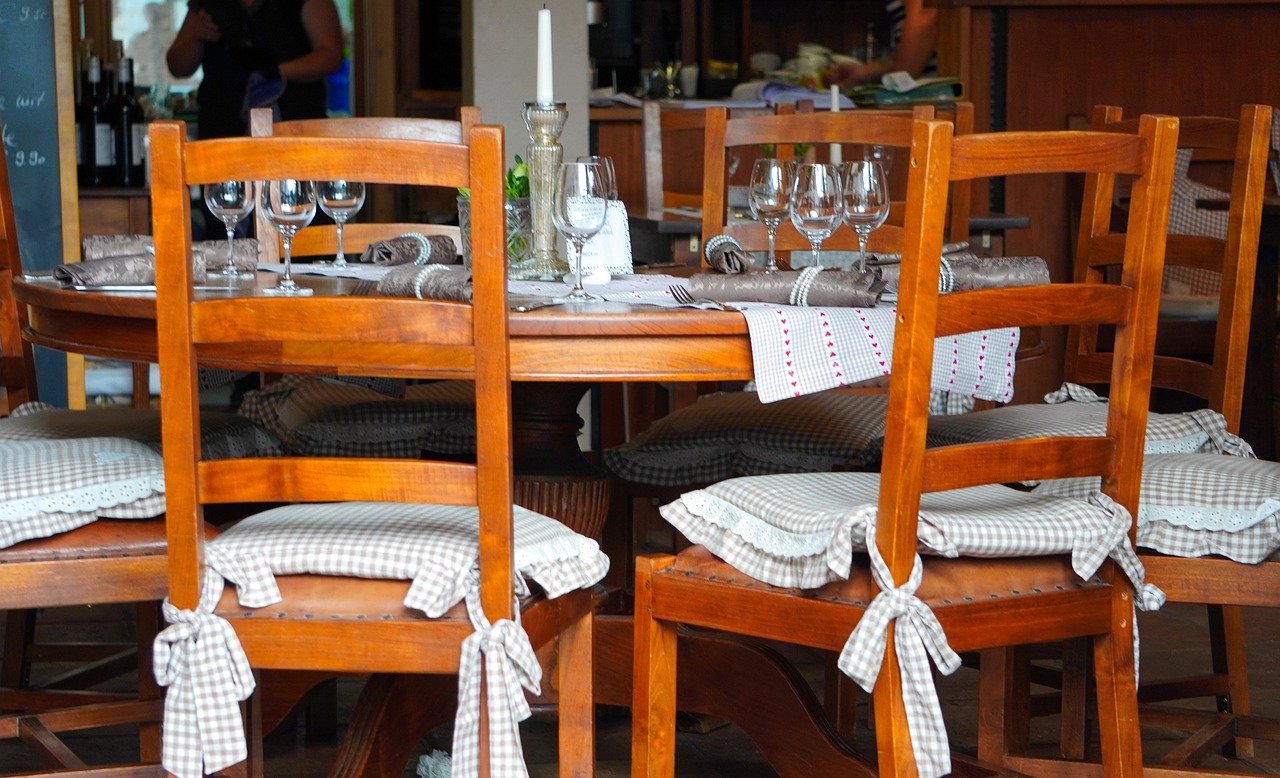 Stół rozkładany z krzesłami jako łącznik kuchni i salonu
